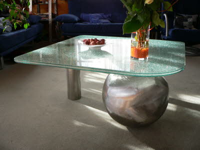 Tisch mit Crashglasplatte